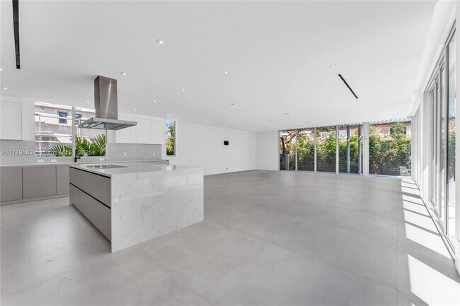 Building Photo - 2110 S Miami Ave