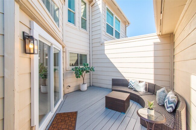 Building Photo - 727 Bunker Hill Rd