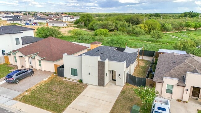 Building Photo - 905 Rotonda Ln