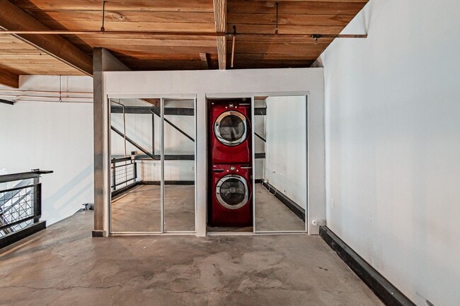 Building Photo - Industrial 1BD, 1BA Loft in Arts District ...