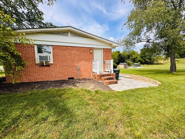 Building Photo - 2 Bedroom 1 bath Duplex