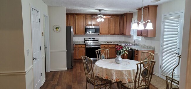 Building Photo - 731 Thompson Ridge Dr