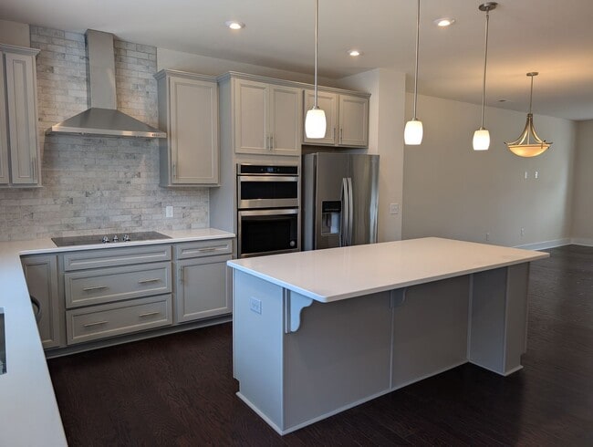 Building Photo - Georgeous townhome located in the Central ...