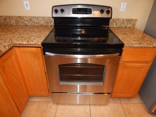Building Photo - 3 Bedrooms 2 Bathrooms close to Sabino Canyon