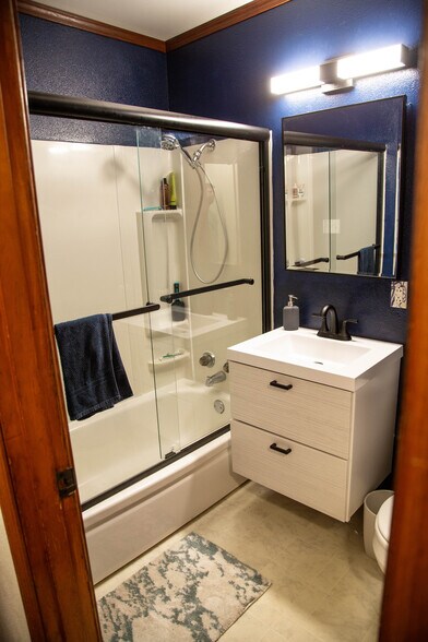 Building Photo - 6647 N Astor St