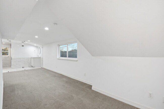 Building Photo - Beautiful Houston Home Featuring a Private Pool