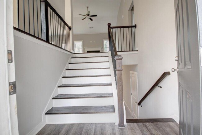 Building Photo - 3709 Centerview Dr