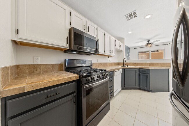 Building Photo - HENDERSON BEAUTIFUL 2-STORY TOWNHOME WITH ...