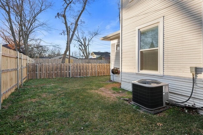 Building Photo - 915 N Center St