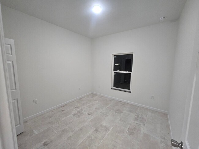 Building Photo - Brand new 3+DEN -2 BATHROOM 2 CAR GARAGE I...
