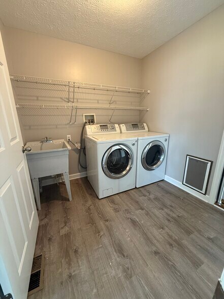 Building Photo - 657 Brookledge Ct