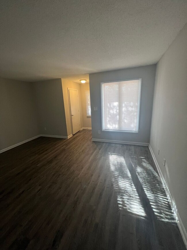 Building Photo - 1bed/1bath condo, 1st floor 758 sqft for o...