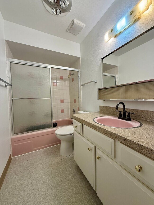 Building Photo - Vintage Upstairs 2 Bedroom With Patio In Hollywood District ~ Near It All! Off Street Parking~ Pe...