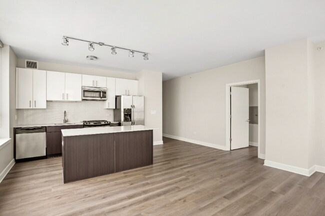 Building Photo - 750 W Adams St