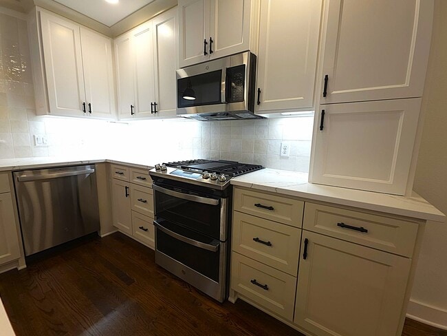 Building Photo - Lease this fully remodeled sanctuary – where modern luxury meets timeless East Texas charm!