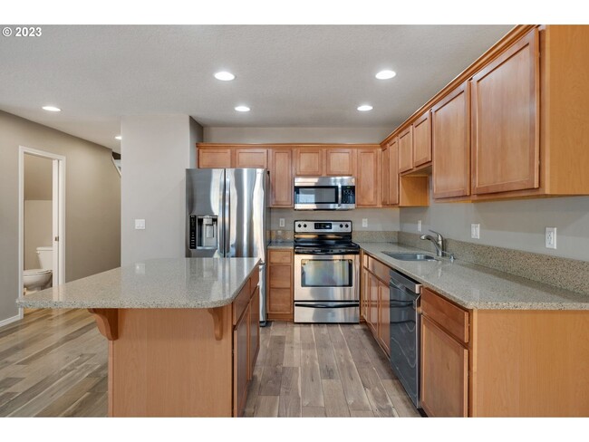Building Photo - Stunning townhouse in Canby- 3 bed / 2.5 b...