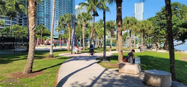 Building Photo - 1750 N Bayshore Dr