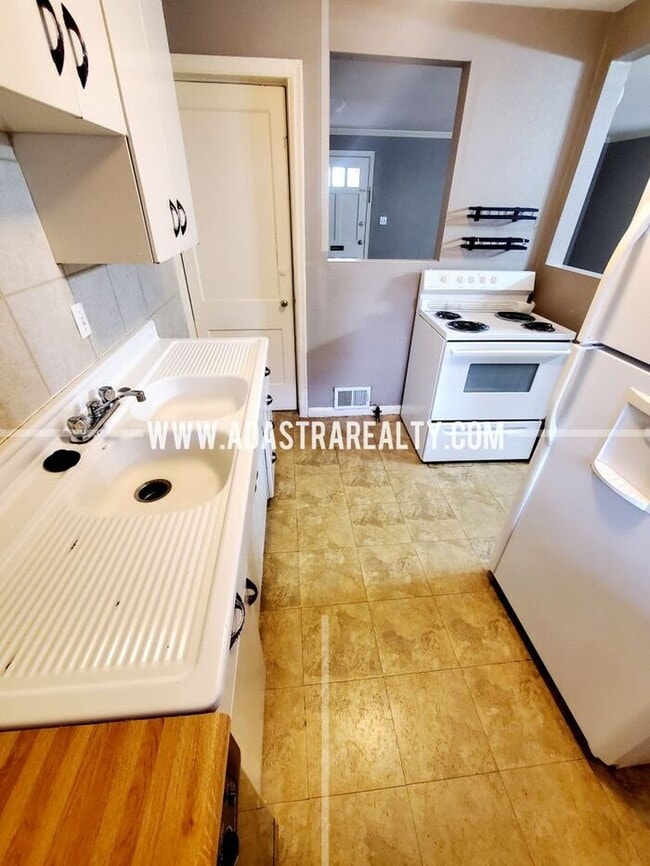 Building Photo - Beautiful Brookside Duplex-Available NOW!!