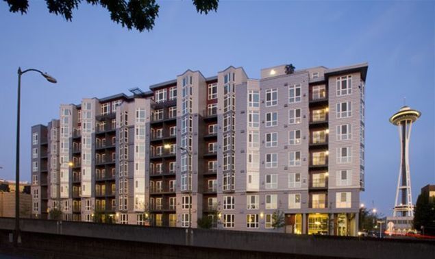 Building Photo - Beautiful 1 Bed + Den/1.5 Bath Condo @ Mar...