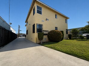 Building Photo - 943 W 68th St