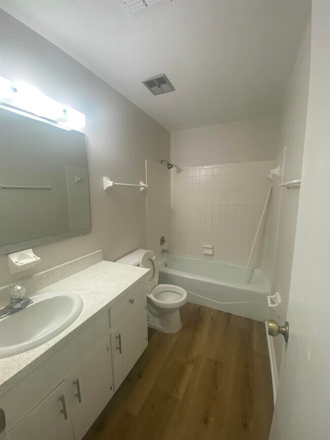 Building Photo - 2220 Claremont Ln