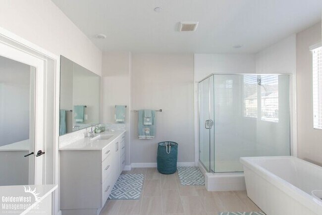 Building Photo - Stunning 5Bdm 3.5Ba Home in Escondido with...