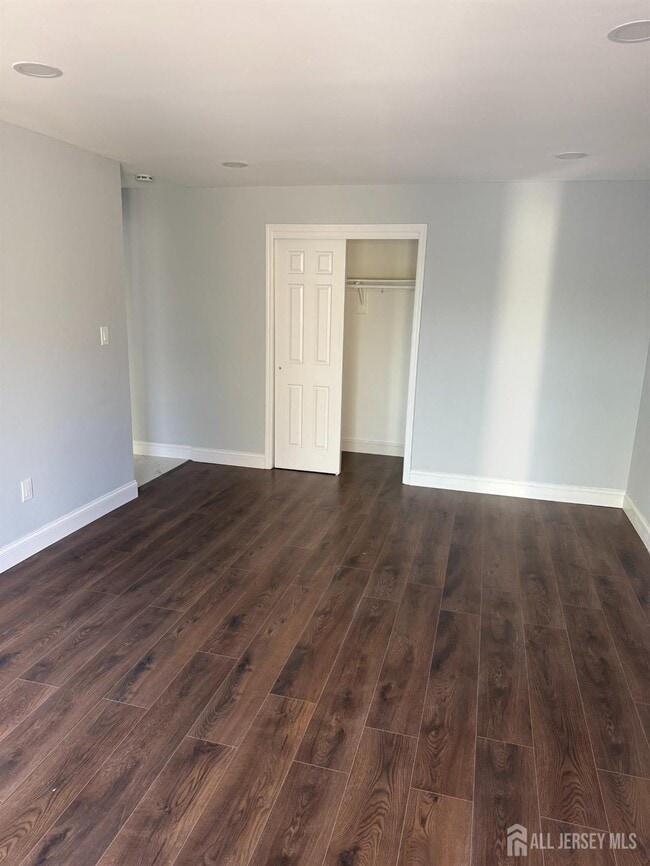 Building Photo - 1008 Hidden Village Dr
