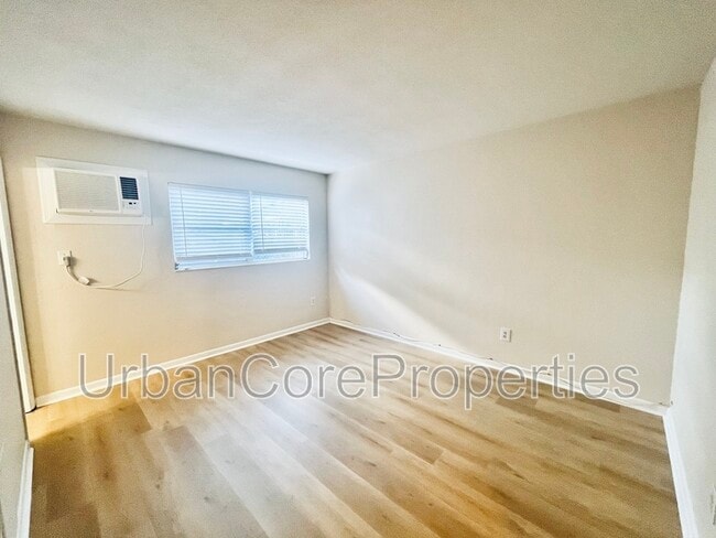 Building Photo - 115 7th Ave N