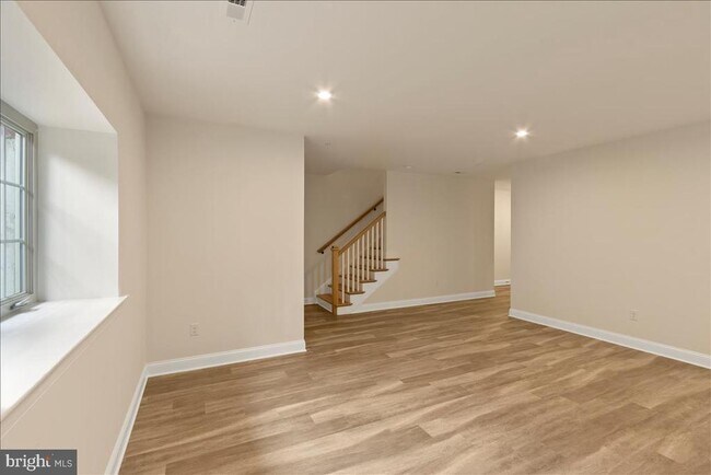 Building Photo - 264 W Ashland St