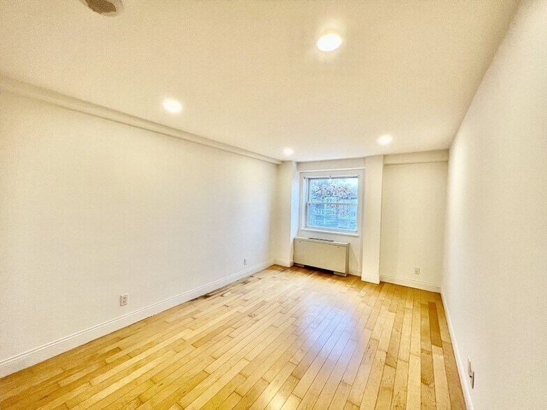 Building Photo - 1600 Beacon St