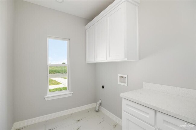 Building Photo - 13 Fairway Dr