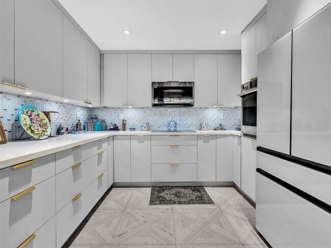 Building Photo - 101 Crandon Blvd