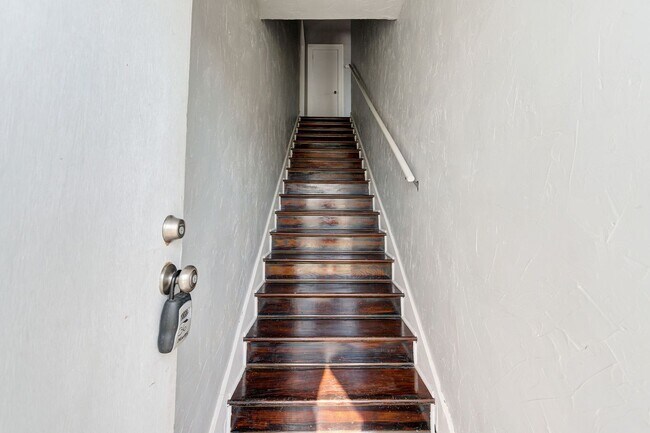 Building Photo - Charming 2-Bed, 1-Bath Upstairs Duplex Near the Paseo District * * * $350 MOVE-IN SPECIAL * * *