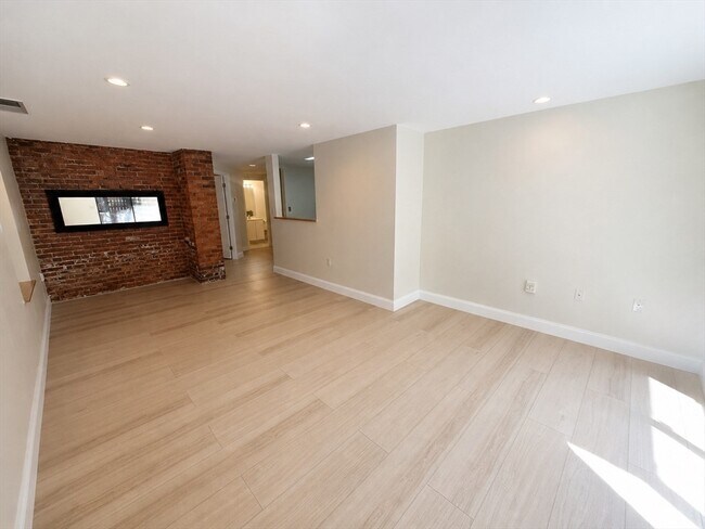 Building Photo - 84 Gainsborough St