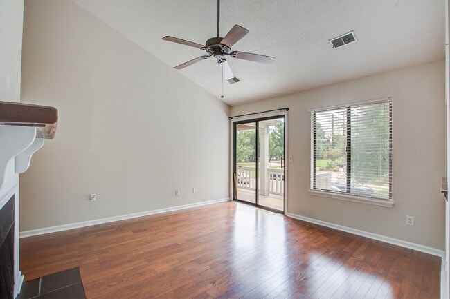 Building Photo - Cozy 2 Bedroom 2 Bathroom Condo in Seagate Village!