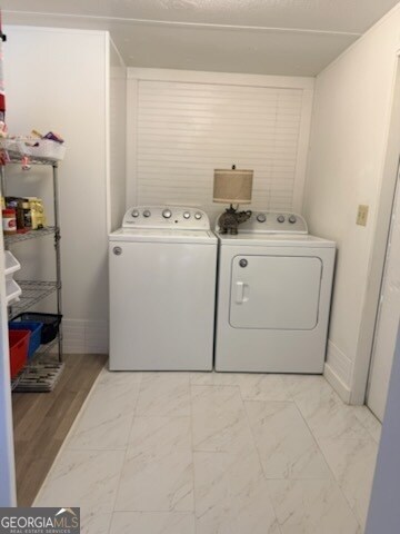 Building Photo - 215 Lynn Dr