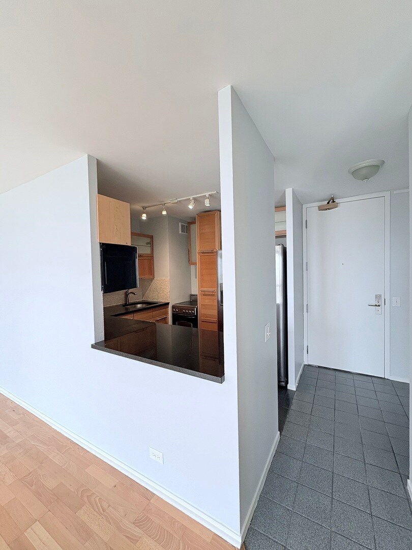 Building Photo - 4343 N Clarendon Ave