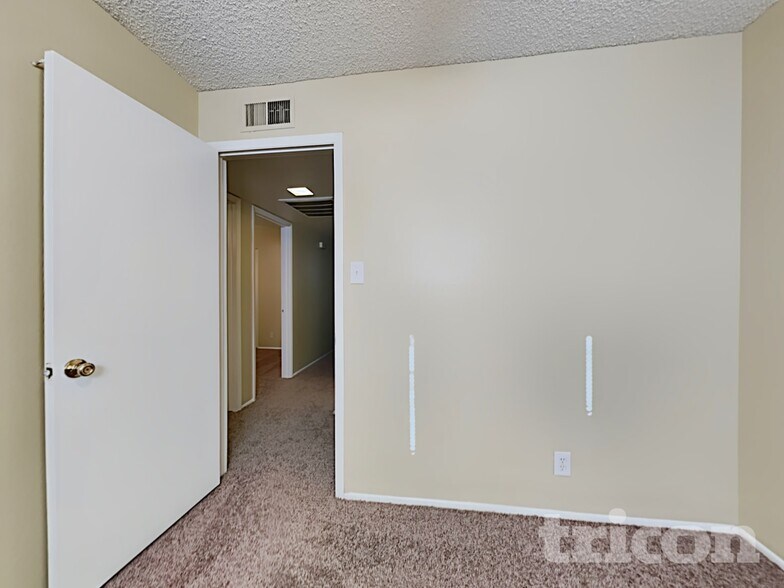 Building Photo - 6258 W Wolf St