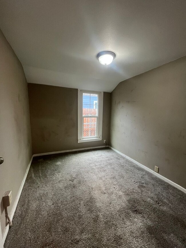 Building Photo - 4-Bedroom 1 1/2-Bath home in Junction City