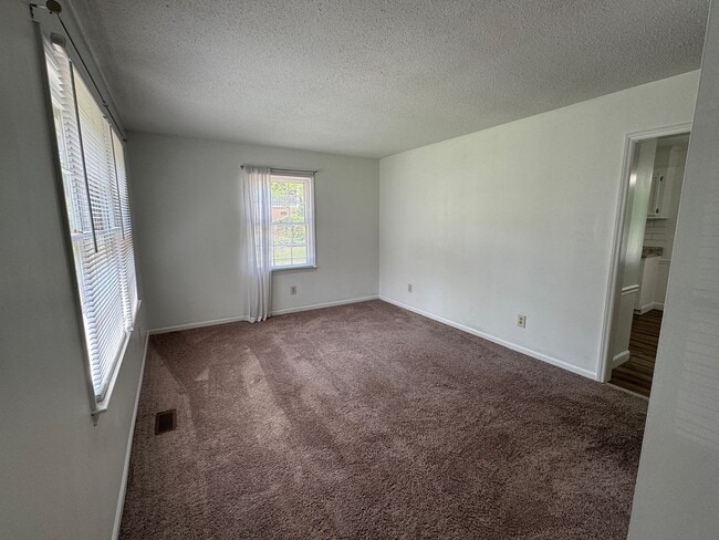 Building Photo - Move in Ready!