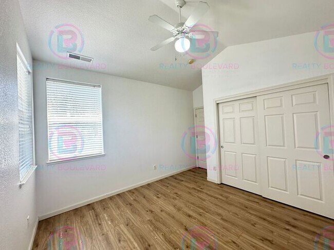 Building Photo - 3 Bedroom 2.5 Bathroom + Loft & 2 Car gara...