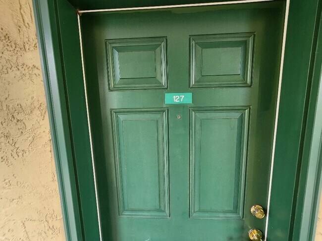 Building Photo - Beautiful 2/2 Bouchelle Condo with private garage