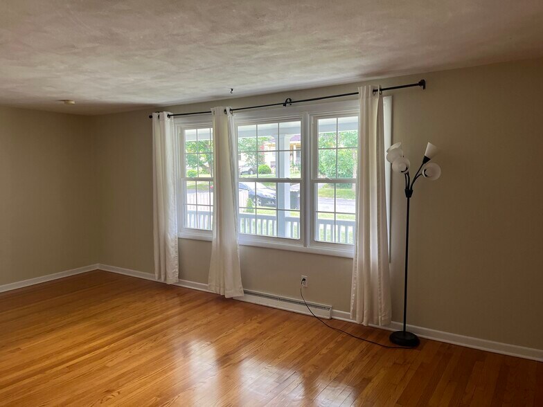 Building Photo - 301 Roosevelt Ave