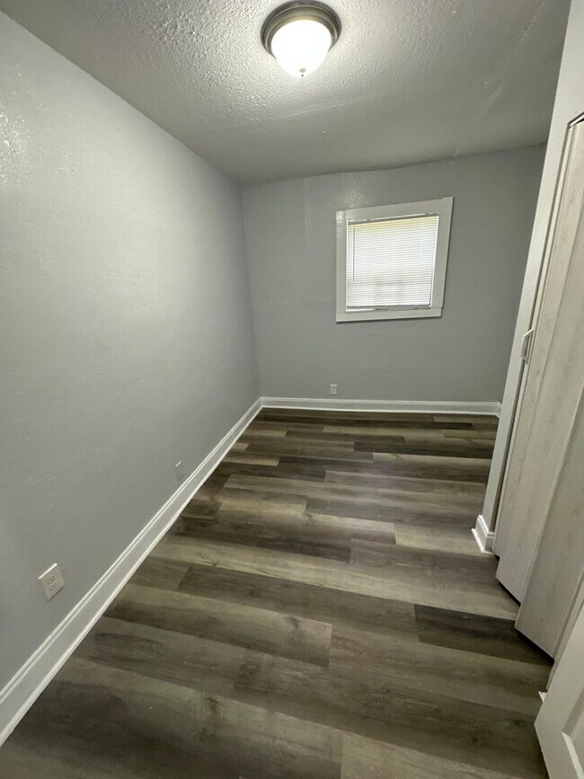 Building Photo - Fully Renovated 3/1 Single Family House Av...