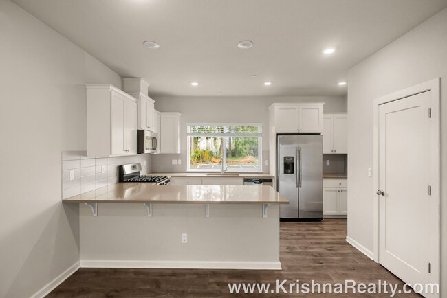 Building Photo - Lovely 3 BR | 2.5 BA Townhome | Hillsboro | Minutes from Orenco Station | Excellent Location!