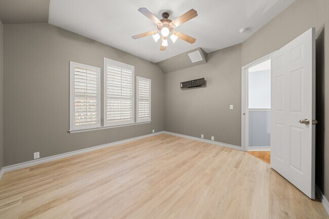 Building Photo - Amazing Pool. stunning 5bed, 3bath, 3Car G...