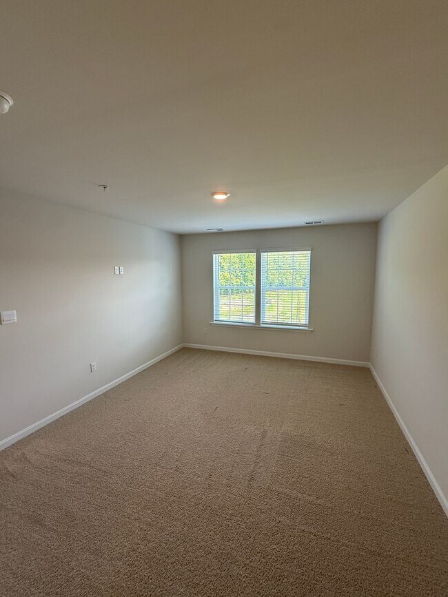 Building Photo - Beautiful 4BR Home with Garage & Modern Kitchen in Greenway Farms