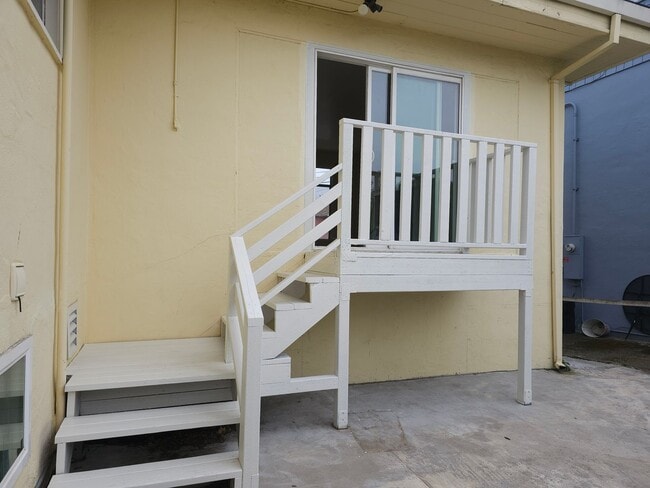 Building Photo - Large 5 bedroom 2 bath Split Level House w...