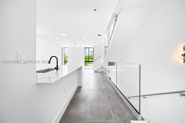Building Photo - 526 SW 2nd 1