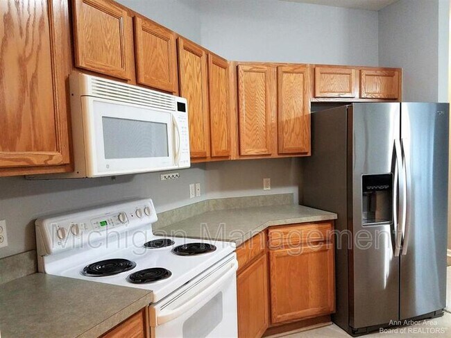 Building Photo - 9521 Lakeside Dr